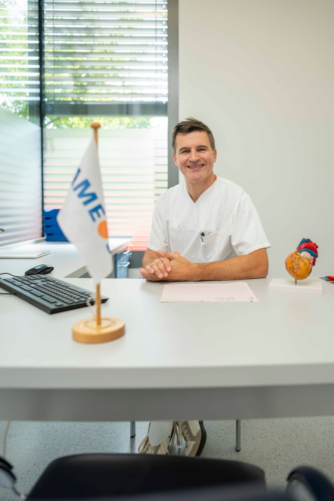 Chefarzt Dr. Peter M. Reil am Schreibtisch in der Kardiologie